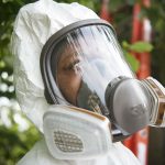 Tehnician pest control in echipament de protectie - costum cu masca