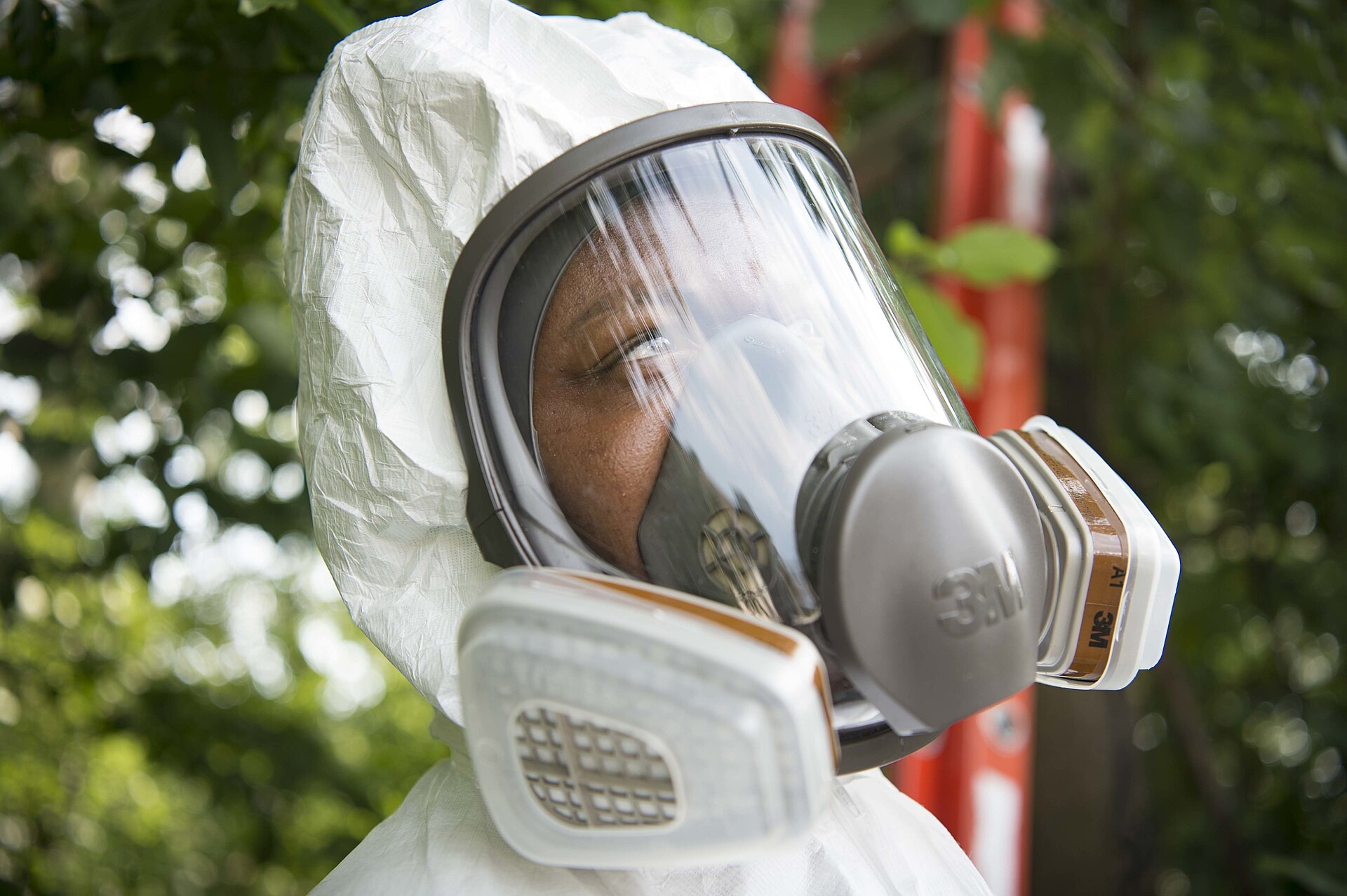 Tehnician pest control in echipament de protectie - costum cu masca